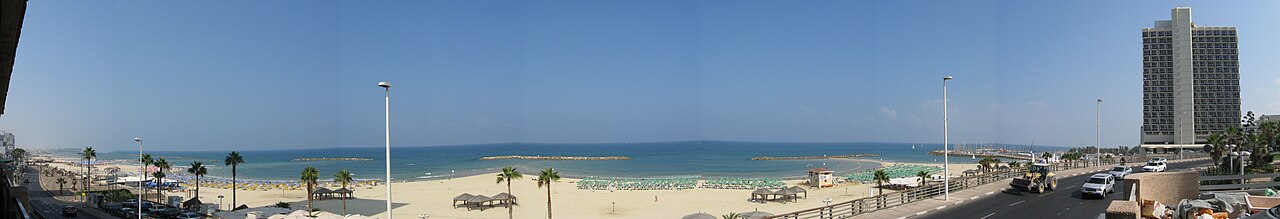 חוף ים תיכוני בשעת כחול